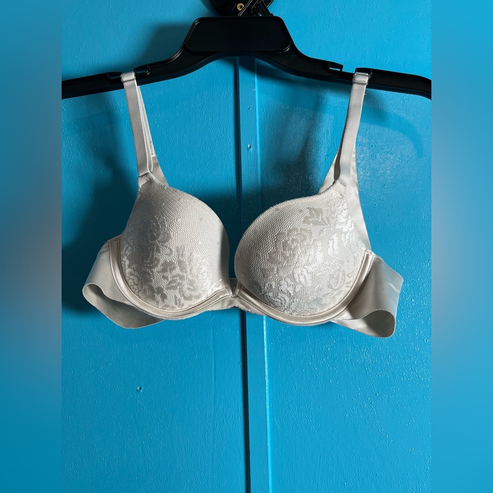 99. Women’s White Bra